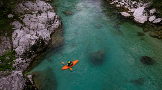 personne faisant du kayak